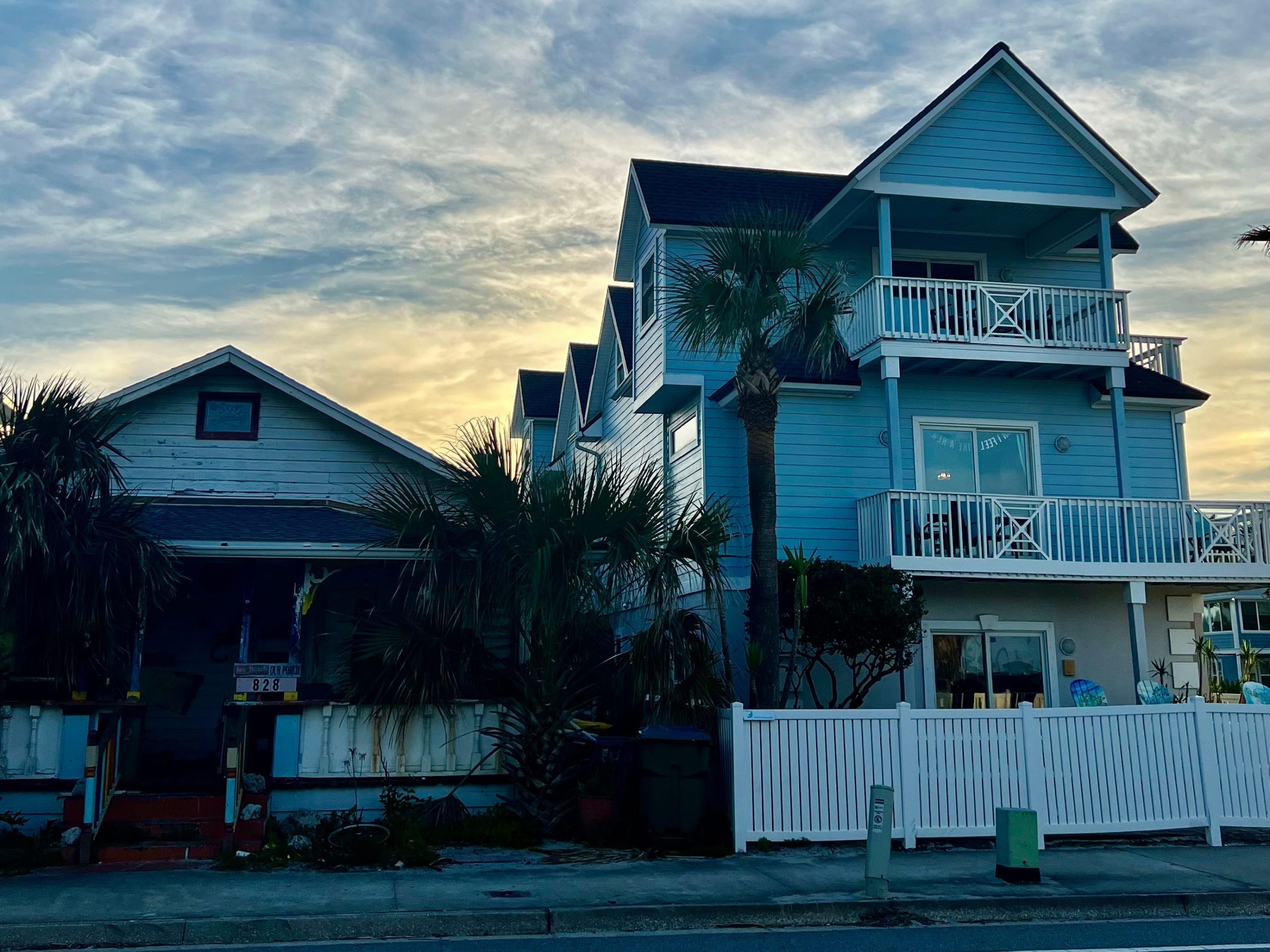 houses along the street in jacksonville beach florida