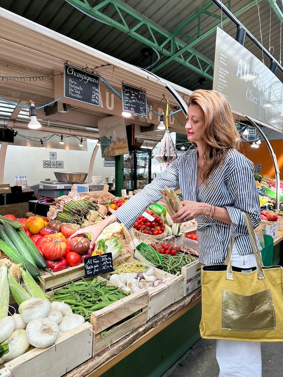 Kasia Dietz grabbing produce at farmers market in Paris 