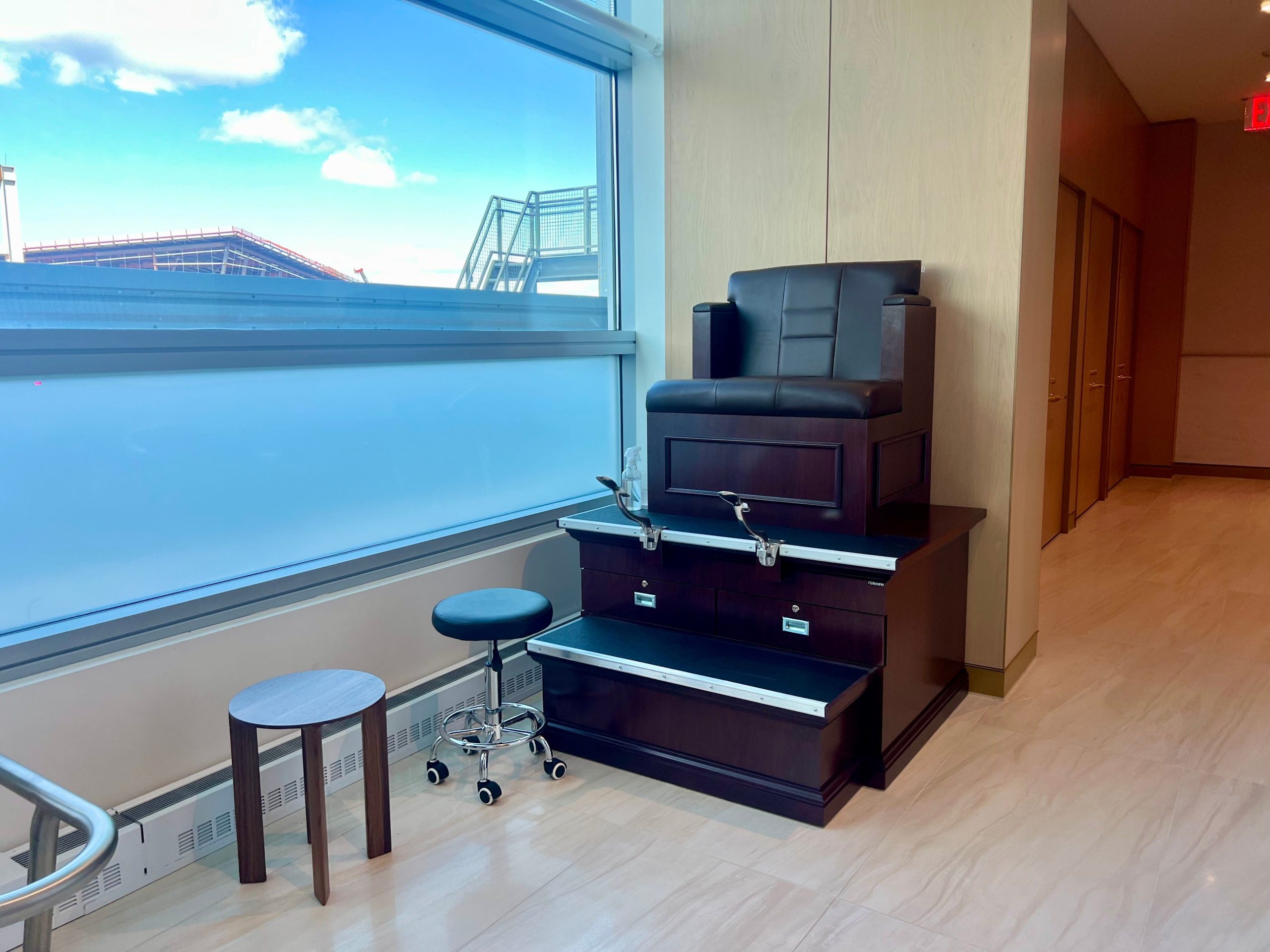 The brown and black shoeshine station at the lounge.