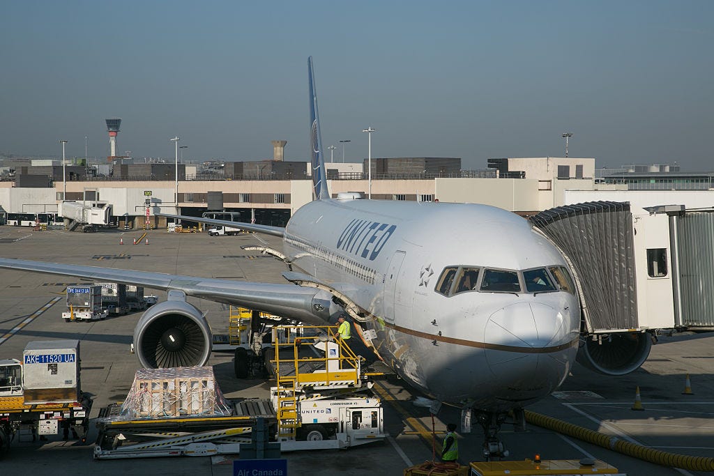 united airlines exterior plane