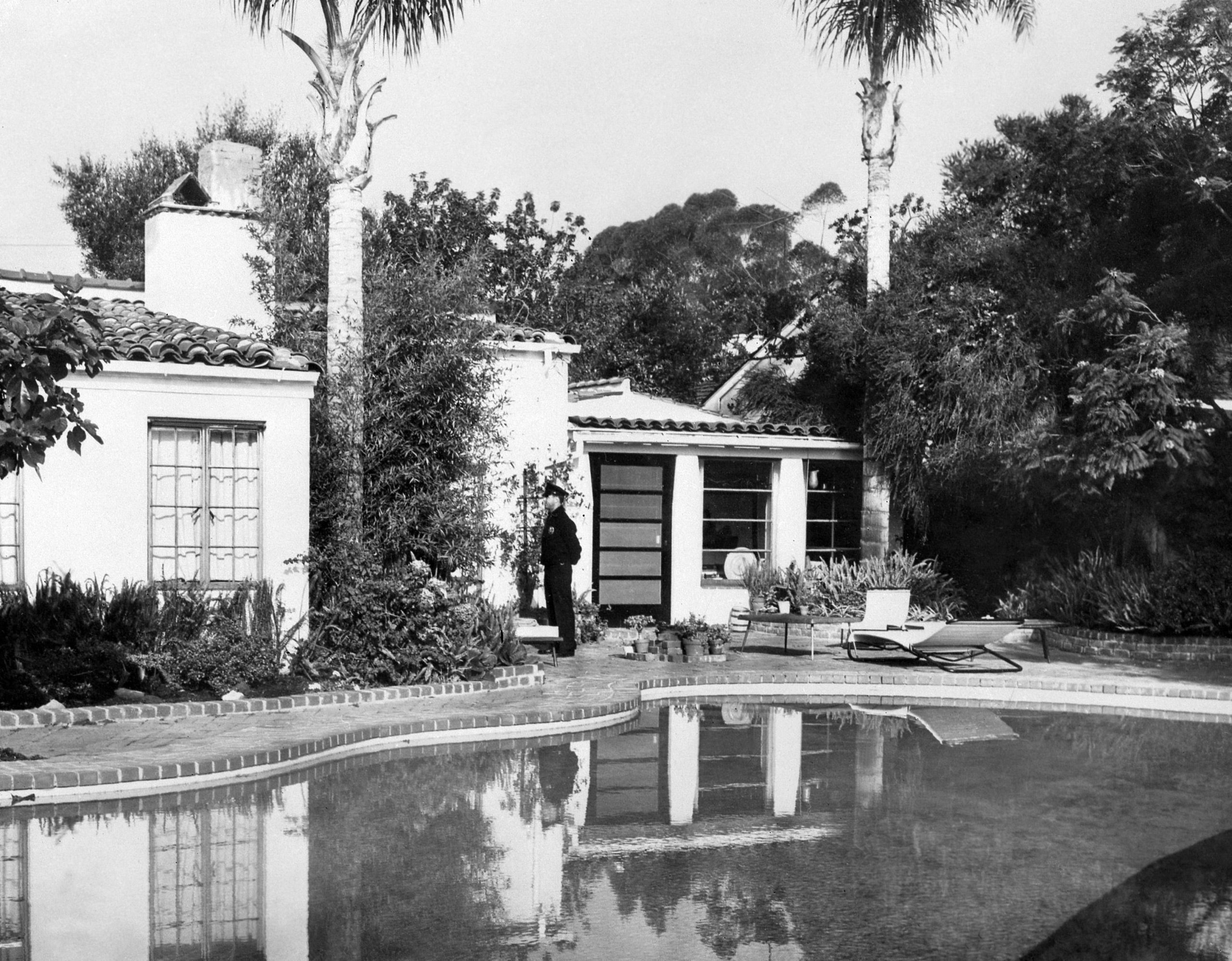 the exterior of marilyn monroe's home in 1962